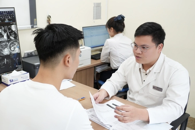 Bác sĩ Hùng tư vấn cho người bệnh. Ảnh minh họa: Bệnh viện Đa khoa Tâm Anh
