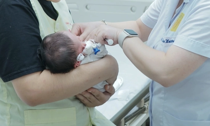 Em bé 11 ngày tuổi được phẫu thuật tim thành công. Ảnh: Thanh Xuân