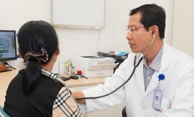 Bác sĩ Tâm thăm khám bệnh nhân. Ảnh: Nguyệt Thu
