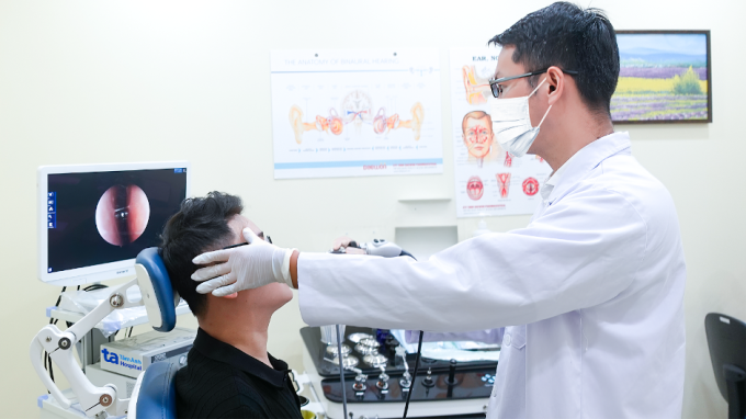 Bác sĩ Thạch nội soi mũi cho một người bệnh. Ảnh: Phòng khám Đa khoa Tâm Anh Quận 7