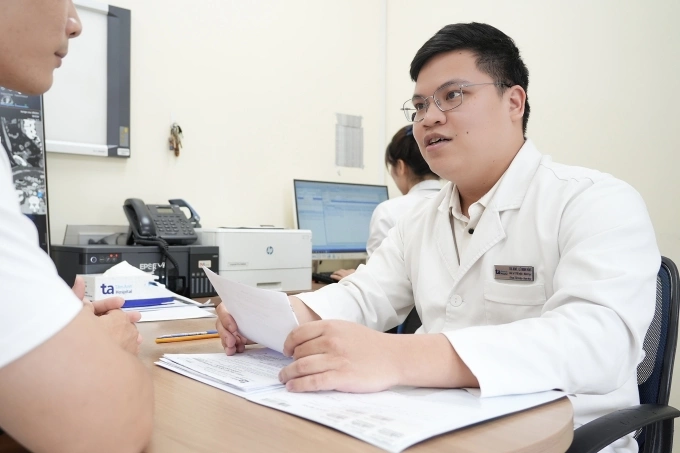 Bác sĩ Hùng tư vấn cho người bệnh. Ảnh: Bệnh viện Đa khoa Tâm Anh