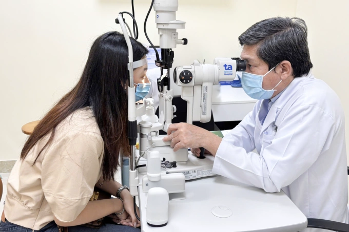Bác sĩ Nghĩa đo mắt cho Hằng. Ảnh: Bệnh viện Đa khoa Tâm Anh