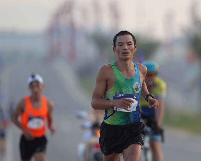 Runner tham gia giải VnExpress Marathon tại Quy Nhơn dưới thời tiết nắng nóng. Ảnh: VM