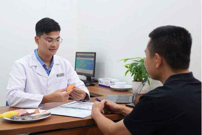 Tiến sĩ Trần Quyền An tư vấn dinh dưỡng cho người bệnh. Ảnh minh họa: Bệnh viện Đa khoa Tâm Anh