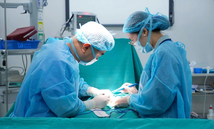 Bác sĩ phẫu thuật bao quy đầu cho một bệnh nhân. Ảnh: BVĐK Tâm Anh