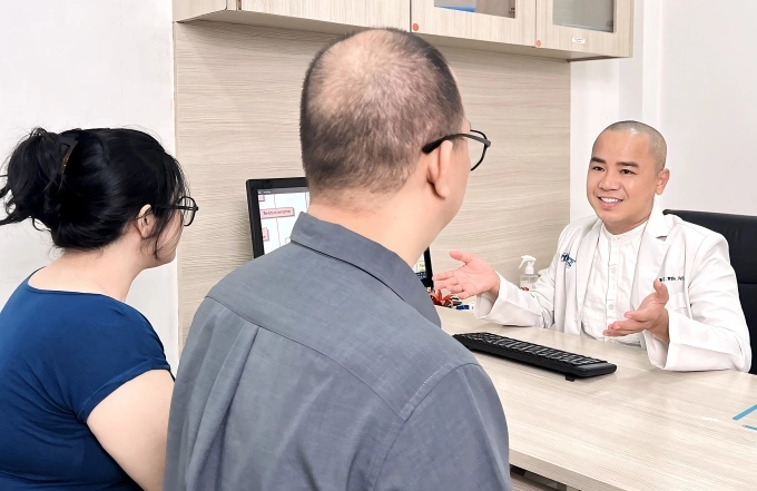 Bác sĩ Duy thăm khám cho một đôi vợ chồng. Ảnh: Lâm Anh