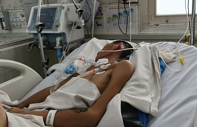 Sau gần 2 năm điều trị tại Bệnh viện Bệnh Nhiệt đới TP HCM, nam thanh niên 26 tuổi điều trị vẫn chưa cai được máy thở. Ảnh: Bệnh viện cung cấp