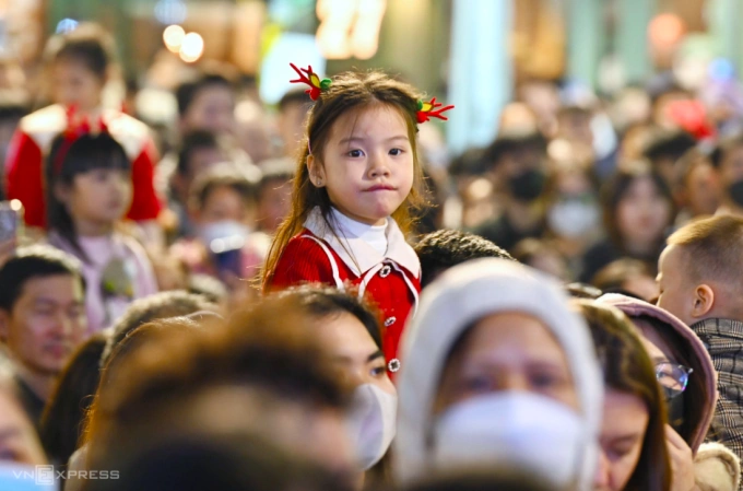 Trẻ em Hà Nội trước Nhà thờ lớn trong đêm Noel 2024. Ảnh:Giang Huy