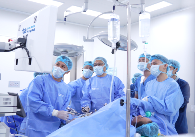 PGS Triệu Triều Dương cùng êkíp bác sĩ phẫu thuật thu hẹp dạ dày cho chị Ngân. Ảnh: Bệnh viện Đa khoa Tâm Anh