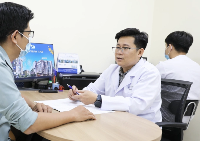 Bác sĩ Huy tư vấn phác đồ điều trị cho nam giới vô sinh hiếm muộn. Ảnh minh họa: Thanh Luận