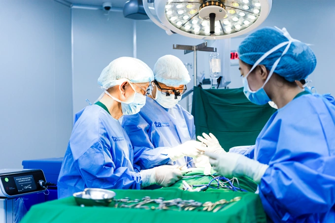 Bác sĩ Tuấn (giữa) phẫu thuật bóc tách khối dị dạng cho bệnh nhi. Ảnh: Bệnh viện Đa khoa Tâm Anh