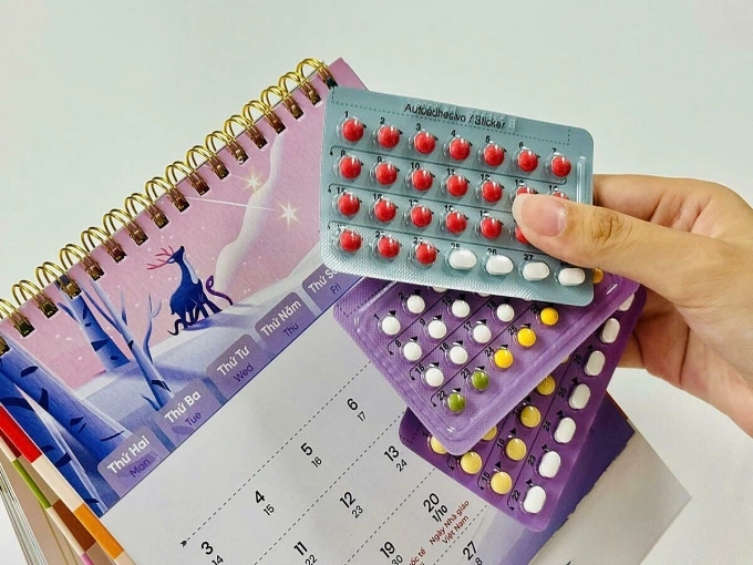 Minh họa nữ giới sử dụng thuốc tránh thai. Ảnh: H.Hương
