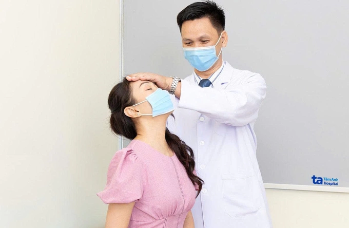 Bác sĩ Thi kiểm tra tình trạng chức năng cột sống cổ của người bệnh. Ảnh: Phòng khám Đa khoa Tâm Anh Quận 7
