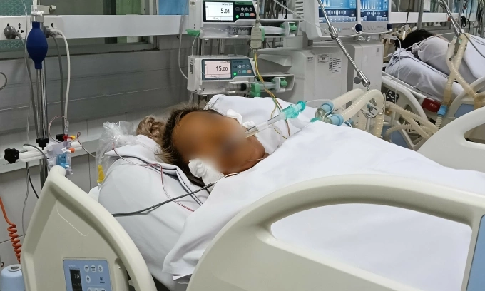 Bệnh nhân người lớn điều trị sốt xuất huyết nặng tại Bệnh viện Bệnh nhiệt đới TP HCM. Ảnh: Khánh Hòa
