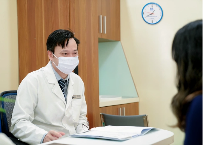 Bác sĩ Ngọc tư vấn cho chị Ngân trong một lần tái khám. Ảnh: Bệnh viện Đa khoa Tâm Anh