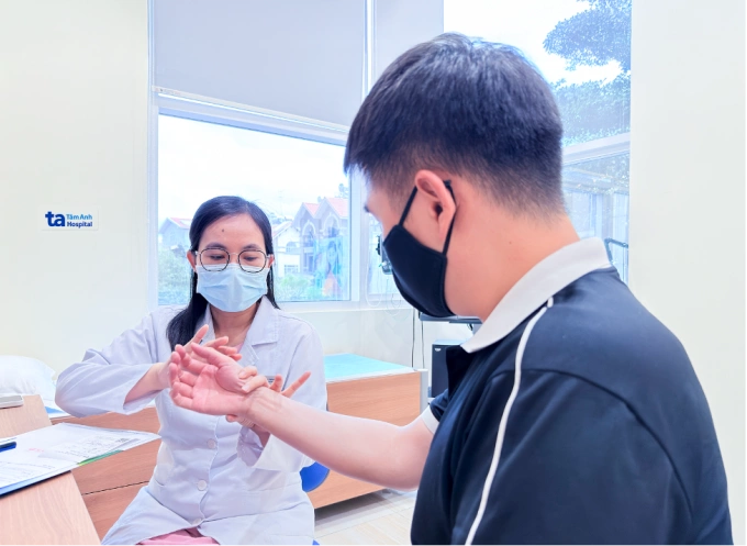 Bác sĩ Thu Hằng kiểm tra và đánh giá sức cơ tay cho người bệnh. Ảnh minh họa: Bệnh viện Đa khoa Tâm Anh