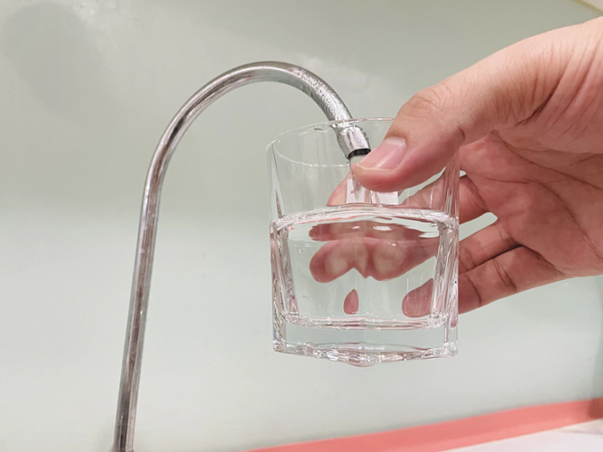 Uống ít nước kéo dài cũng khiến lưu lượng máu đến thận suy giảm, làm tổn thương mô thận và gây suy thận mạn. Ảnh: Tần VũT-clean