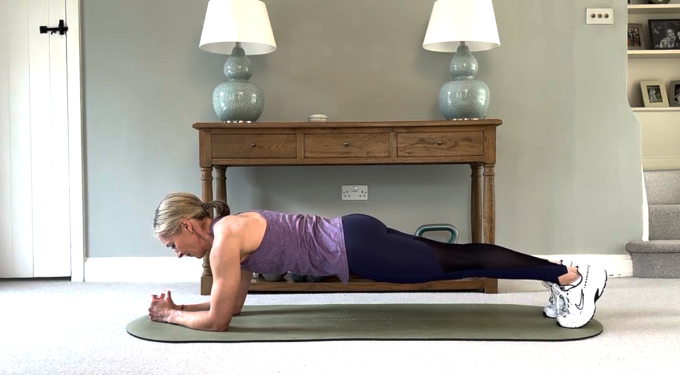 Tư thế plank đúng, với đầu và thân người trên một đường thẳng. Ảnh: Telegraph