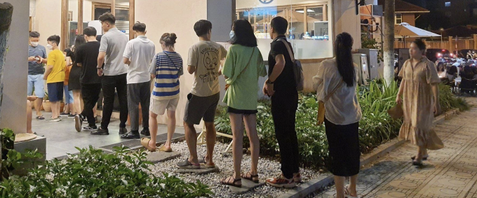 Khách xếp hàng mua thức uống, trong đó có trà sữa tại một cửa hàng ở Hà Nội. Ảnh: Phạm Nga