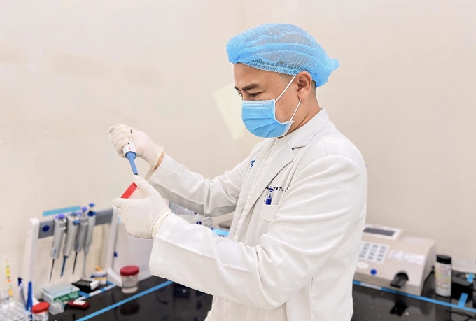 Bác sĩ Duy xét nghiệm tinh dịch đồ. Ảnh: Lâm Anh