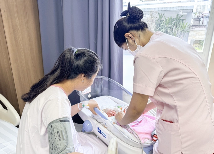 Chị Linh bên cạnh con gái vừa chào đời. Ảnh: Hoài Thương