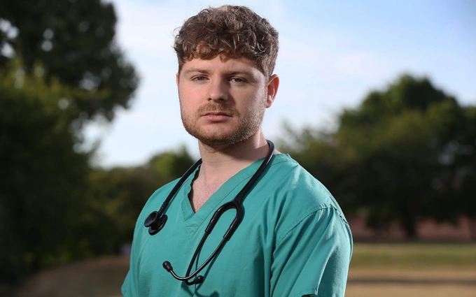 Bác sĩ Luke Craddock đang gánh khoản nợ sinh viên 100.000 bảng Anh và rơi vào cảnh thất nghiệp. Ảnh: Guzelian