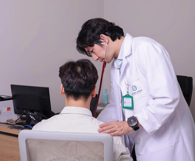 Bác sĩ thăm khám và kiểm tra huyết áp cho một bệnh nhân. Ảnh: Bác sĩ cung cấp