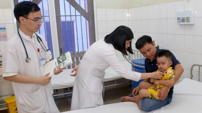 Bé Minh hồi phục sau hai tuần điều trị. Ảnh: Lan Hương