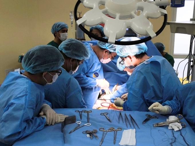 Êkíp phẫu thuật ghép thận cho bệnh nhân. Ảnh: Bệnh viện cung cấp