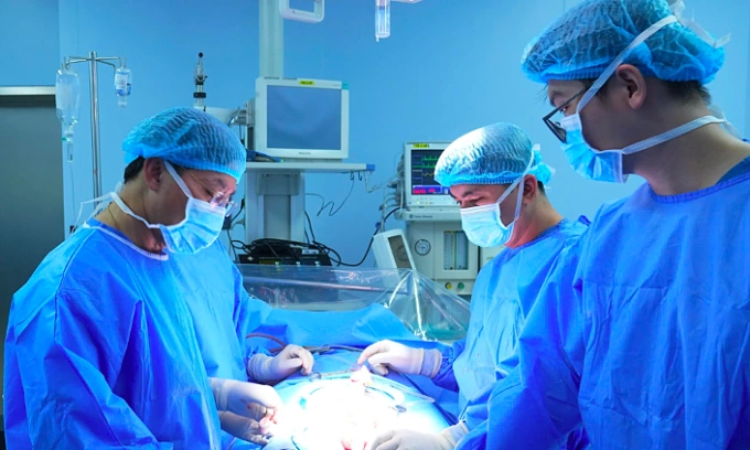 Các bác sĩ phẫu thuật cho bệnh nhân. Ảnh: Bệnh viện cung cấp