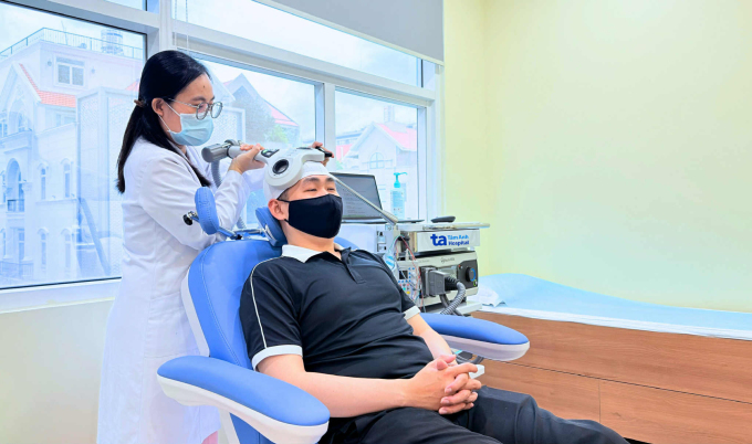 Kích thích từ trường xuyên sọ điều trị rối loạn lo âu, mất ngủ. Ảnh: Bệnh viện Đa khoa Tâm Anh