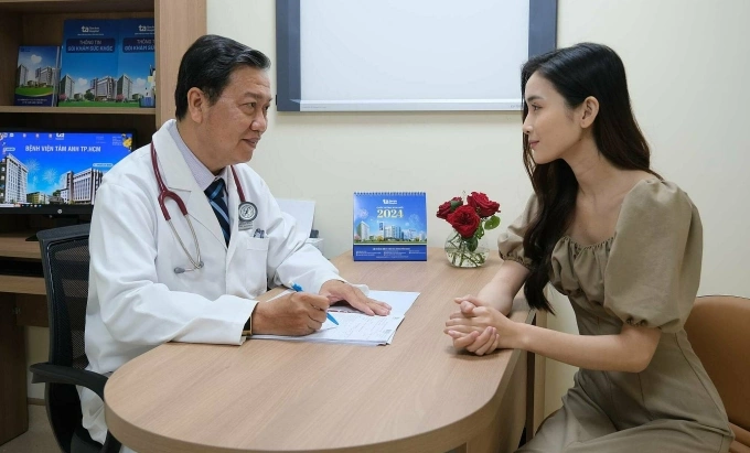 Bác sĩ Quang Minh tư vấn sức khỏe cho người đến khám. Ảnh minh họa: Bệnh viện Đa khoa Tâm Anh
