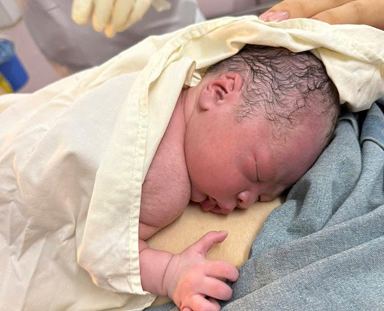 Đẻ rơi trước cổng bệnh viện