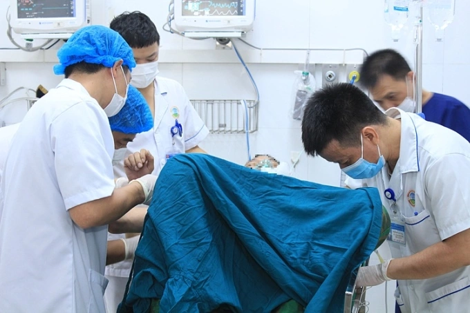 Êkíp thực hiện phương pháp mở màng phổi cấp cứu dẫn lưu hút liên tục cho bệnh nhân. Ảnh: Sở Y tế Điện Biên