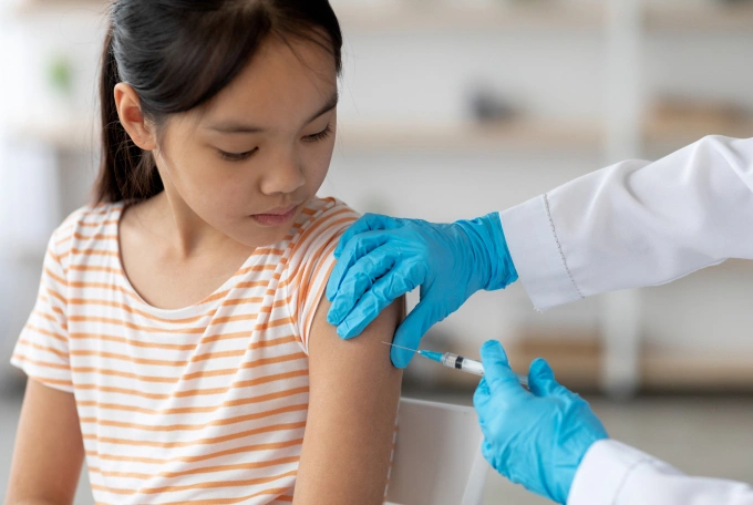 Trẻ em tiêm vaccine để phòng bệnh. Ảnh: Vecteezy