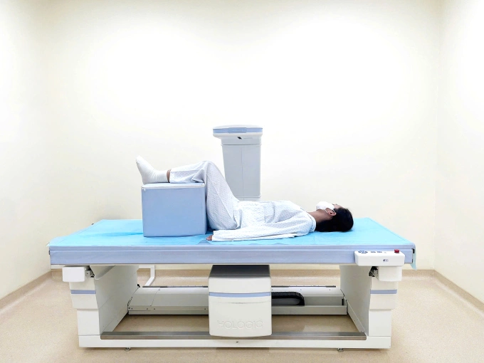 Kiểm tra mật độ xương tại Bệnh viện Đa khoa Tâm Anh. Ảnh: Linh Đặng
