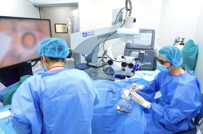 Bác sĩ Hưng thực hiện mổ xử trí bong võng mạc. Ảnh: Bệnh viện Tâm Anh