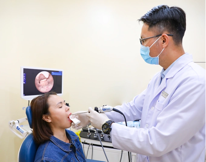 Bác sĩ Thạch đang nội soi họng cho một người bệnh. Ảnh: Phòng khám Đa khoa Tâm Anh Quận 7