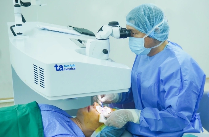 Bác sĩ Nghĩa mổ cận cho anh Đạt. Ảnh: Bệnh viện Đa khoa Tâm Anh