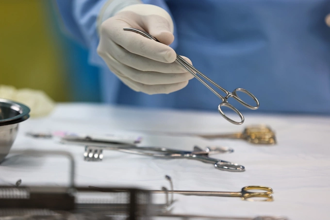 Nhân viên y tế trong phòng mổ bệnh viện ở TP HCM. Ảnh: Quỳnh Trần
