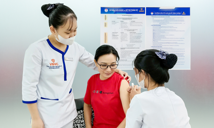 Bà Ngọc tiêm ngừa zona thần kinh tại Trung tâm tiêm chủng VNVC. Ảnh: Khánh Hòa