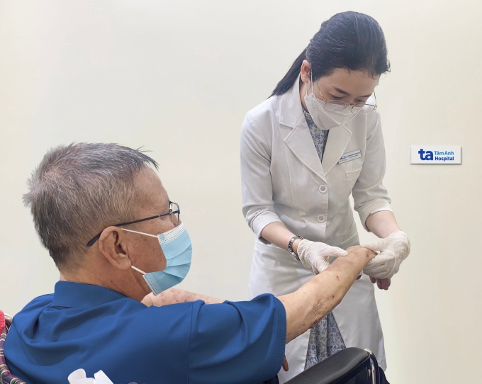 Bác sĩ Dung kiểm tra tình trạng ghẻ của ông Hưng. Ảnh: Phòng khám Đa khoa Tâm Anh Quận 7