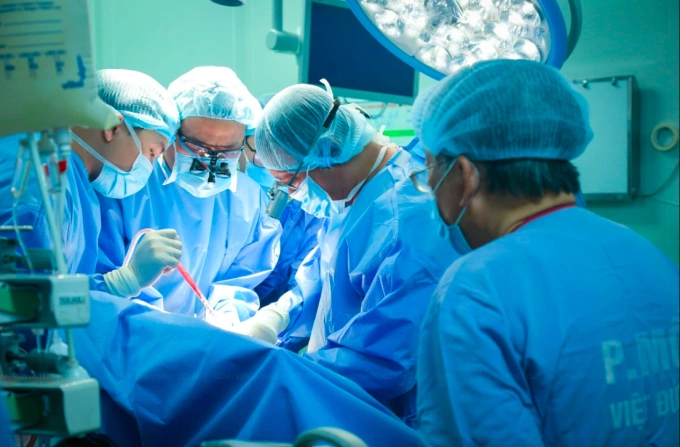 Các bác sĩ Bệnh viện Việt Đức thực hiện một ca ghép tạng. Ảnh: Bệnh viện cung cấp