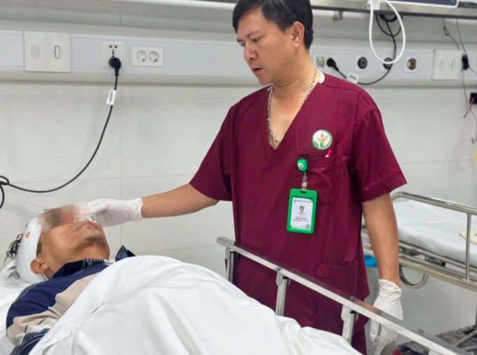 Sau hội chẩn khẩn cấp, bác sĩ phẫu thuật cấp cứu cho nam bệnh nhân. Ảnh: Thảo My