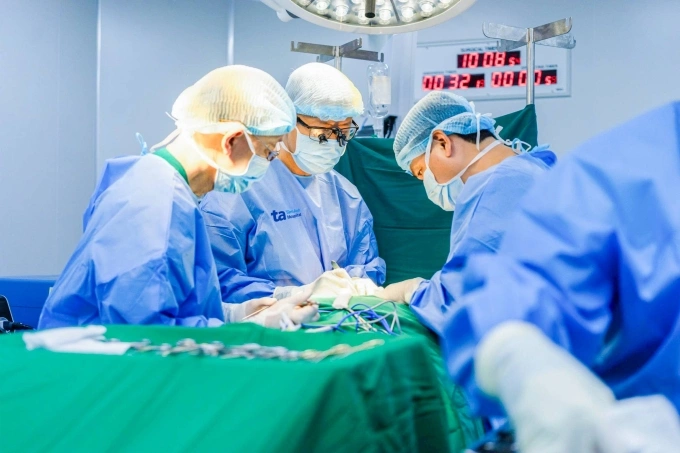 Bác sĩ Tuấn (bên phải) cùng êkíp phẫu thuật cho bệnh nhi. Ảnh: Thanh Luận