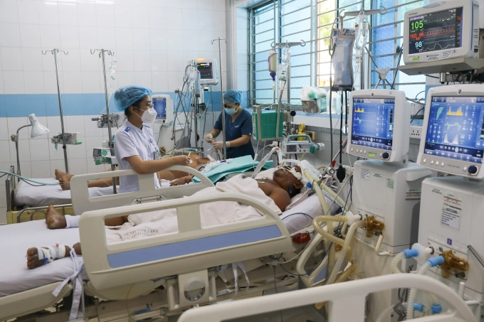 Điều trị bệnh nhân sốt xuất huyết tại Bệnh viện Bệnh Nhiệt đới TP HCM. Ảnh: Quỳnh Trần