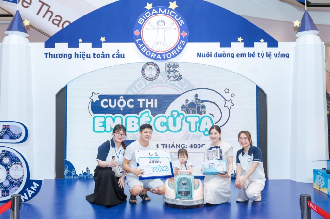 Em bé cử tạ tìm được chủ nhân của các giải thưởng lớn. Ảnh: BioAmicus