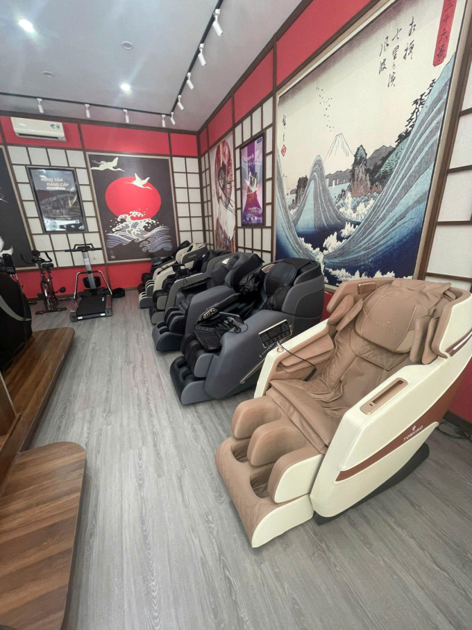 Nhiều mẫu ghế massage và máy chạy bộ tại showroom Toshiko. Ảnh: Toshiko