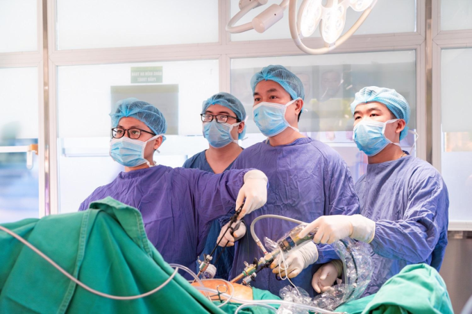ThS. BS Cù Trung Kiên và ekip phẫu thuật nội soi cắt u nhầy ruột thừa. Ảnh: Bệnh viện Đa khoa Hồng Ngọc