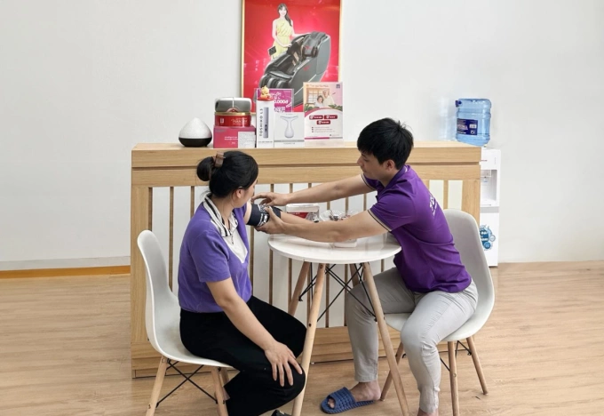Khách hàng kiểm tra huyết áp miễn phí tại showroom. Ảnh: Toshiko
